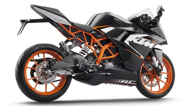 தண்ணீருக்குள் நீச்சல் அடிக்கும் கேடிஎம் பைக்; கேரளாவில் நடந்த சம்பவத்தின் வீடியோ