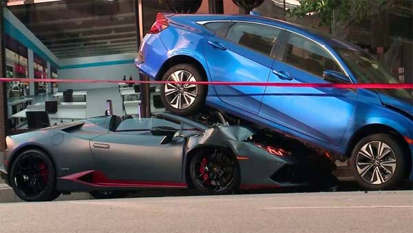 விபத்து பலத்த சேதமைடந்த லேம்போர்கினி; கல்லு போல நின்ற ஹோண்டா சிவிக்