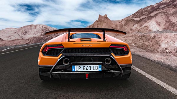 விபத்து பலத்த சேதமைடந்த லேம்போர்கினி; கல்லு போல நின்ற ஹோண்டா சிவிக்