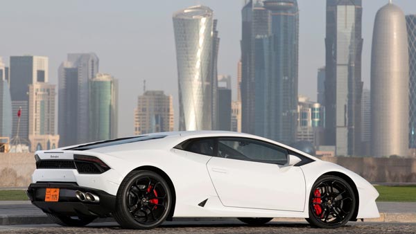 விபத்து பலத்த சேதமைடந்த லேம்போர்கினி; கல்லு போல நின்ற ஹோண்டா சிவிக்