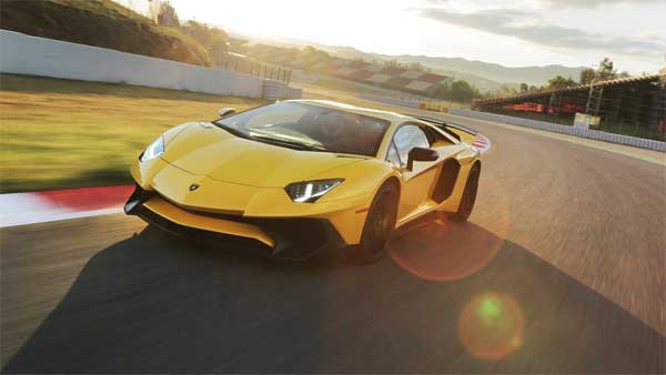 பல கோடி ரூபாய் மதிப்புடைய சூப்பர் கார்களில் கெத்தாக வலம் வரும் இந்திய பெண்கள்..