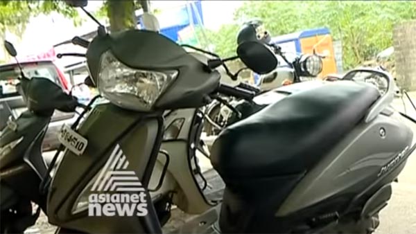 5 வயதேயான சிறுமி ஸ்கூட்டர் ஓட்டியதால் தந்தைக்கு கடும் தண்டனை.. சாலையில் சீறிப்பாயும் வைரல் வீடியோ..