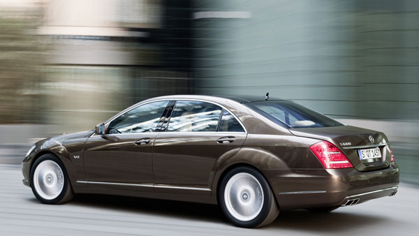 இந்த கார்களில்தான் காதலனுடன் ஜாலியாக ஊர் சுற்றுகிறார் பிரியங்கா சோப்ரா.. எல்லாமே காஸ்ட்லி ரகம்..