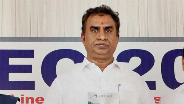 ஹெல்மெட் அணியாமல் பைக்கில் போன அமைச்சர்; வைரலான போட்டாவால் பொதுமக்கள் எரிச்சல் ஹெல்மெட் அணியாமல் பைக்கில் போன அமைச்சர்; வைரலான போட்டாவால் பொதுமக்கள் எரிச்சல்