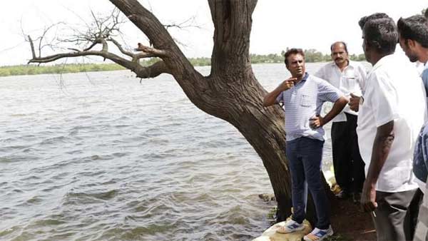 ஹெல்மெட் அணியாமல் பைக்கில் போன அமைச்சர்; வைரலான போட்டாவால் பொதுமக்கள் எரிச்சல் ஹெல்மெட் அணியாமல் பைக்கில் போன அமைச்சர்; வைரலான போட்டாவால் பொதுமக்கள் எரிச்சல்