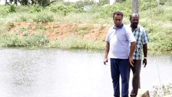 ஹெல்மெட் அணியாமல் பைக்கில் போன அமைச்சர்; வைரலான போட்டாவால் பொதுமக்கள் எரிச்சல் ஹெல்மெட் அணியாமல் பைக்கில் போன அமைச்சர்; வைரலான போட்டாவால் பொதுமக்கள் எரிச்சல்