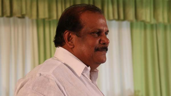 யாரிடம் கேட்கிறாய் வரி? கட்டபொம்மனாய் மாறி டோல்கேட்டை அடித்து நொறுக்கிய எம்எல்ஏ..