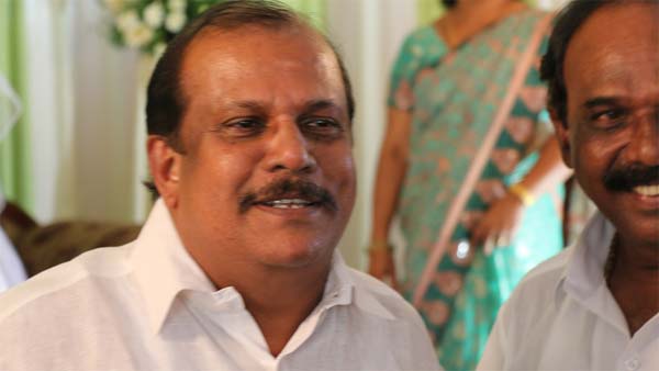 யாரிடம் கேட்கிறாய் வரி? கட்டபொம்மனாய் மாறி டோல்கேட்டை அடித்து நொறுக்கிய எம்எல்ஏ..