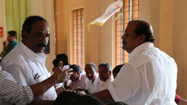 யாரிடம் கேட்கிறாய் வரி? கட்டபொம்மனாய் மாறி டோல்கேட்டை அடித்து நொறுக்கிய எம்எல்ஏ..