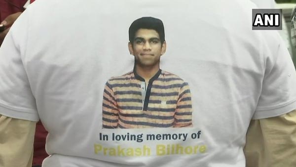 அதிகாரிகளின் அலட்சியத்தால் மகன் பலி.. சொந்த செலவில் சாலைகளை சீரமைக்கும் தந்தை.. நெகிழ்ச்சி சம்பவம்..