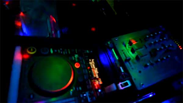 சன்னி லியோன், மியா கலிஃபா உடன் ஜாலியாக பஸ்சில் பயணிக்க ஆசையா?; கேரளாவில் நடக்குது புது கூத்து