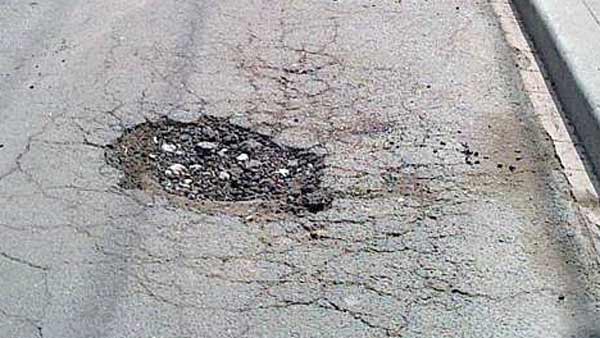 அதிகாரிகளின் அலட்சியத்தால் மகன் பலி.. சொந்த செலவில் சாலைகளை சீரமைக்கும் தந்தை.. நெகிழ்ச்சி சம்பவம்..