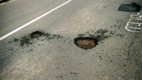 அதிகாரிகளின் அலட்சியத்தால் மகன் பலி.. சொந்த செலவில் சாலைகளை சீரமைக்கும் தந்தை.. நெகிழ்ச்சி சம்பவம்..