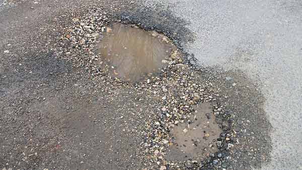 அதிகாரிகளின் அலட்சியத்தால் மகன் பலி.. சொந்த செலவில் சாலைகளை சீரமைக்கும் தந்தை.. நெகிழ்ச்சி சம்பவம்..