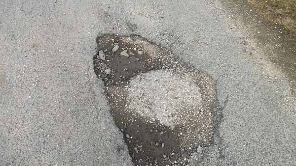 அதிகாரிகளின் அலட்சியத்தால் மகன் பலி.. சொந்த செலவில் சாலைகளை சீரமைக்கும் தந்தை.. நெகிழ்ச்சி சம்பவம்..