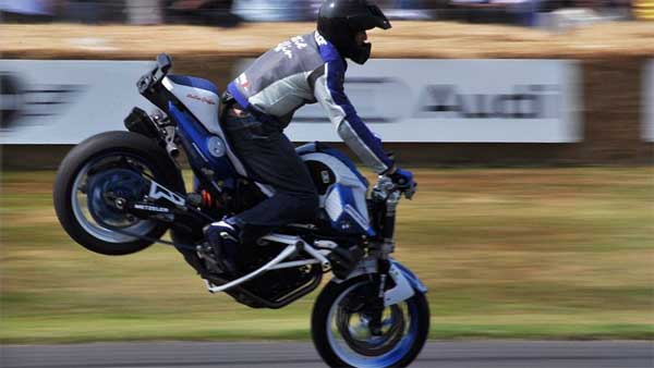 இந்தியாவில் இப்படி யாரும் பைக் ஓட்டியதே இல்லை.. துணிச்சல் போலீஸ்காரரின் மிரள வைக்கும் சாதனை..