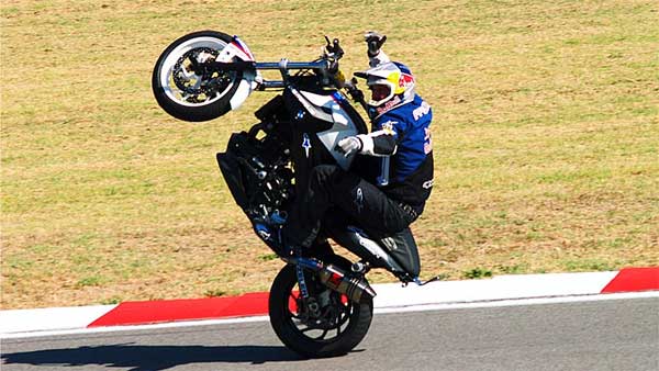 இந்தியாவில் இப்படி யாரும் பைக் ஓட்டியதே இல்லை.. துணிச்சல் போலீஸ்காரரின் மிரள வைக்கும் சாதனை..