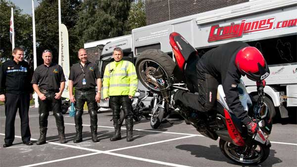 இந்தியாவில் இப்படி யாரும் பைக் ஓட்டியதே இல்லை.. துணிச்சல் போலீஸ்காரரின் மிரள வைக்கும் சாதனை..