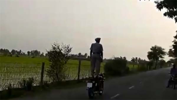 இந்தியாவில் இப்படி யாரும் பைக் ஓட்டியதே இல்லை.. துணிச்சல் போலீஸ்காரரின் மிரள வைக்கும் சாதனை..