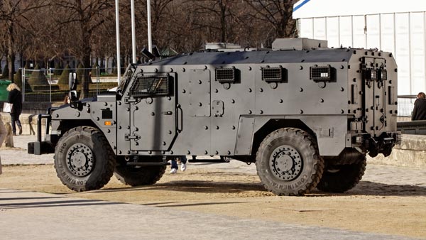 போர் முனையில் பயன்படுத்தப்படும் ராணுவ வாகனம் திடீரென சாதாரண வீதிகளில் வலம் வந்ததால் பரபரப்பு.. போர் முனையில் பயன்படுத்தப்படும் ராணுவ வாகனம் திடீரென சாதாரண வீதிகளில் வலம் வந்ததால் பரபரப்பு..