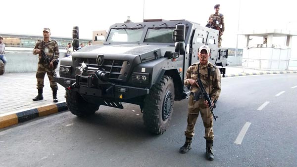 போர் முனையில் பயன்படுத்தப்படும் ராணுவ வாகனம் திடீரென சாதாரண வீதிகளில் வலம் வந்ததால் பரபரப்பு.. போர் முனையில் பயன்படுத்தப்படும் ராணுவ வாகனம் திடீரென சாதாரண வீதிகளில் வலம் வந்ததால் பரபரப்பு..