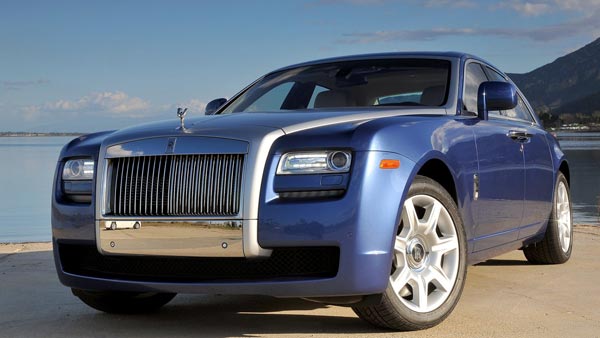 நம்ம ஊரு அம்மணிகள் பயன்படுத்தும் ரோல்ஸ் ராய்ஸ் காரின் விலையை கேட்டால் ஒரு நிமிஷம் தலை சுத்தும்..