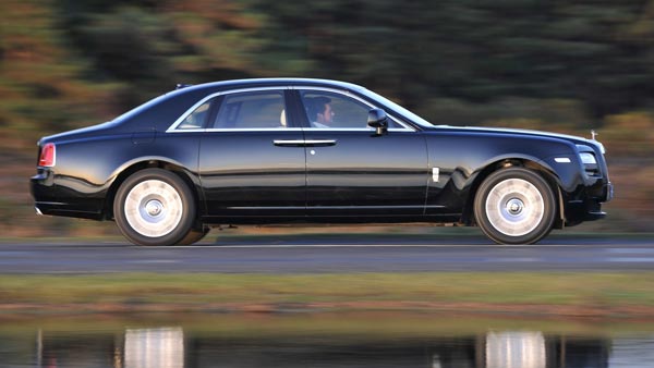 நம்ம ஊரு அம்மணிகள் பயன்படுத்தும் ரோல்ஸ் ராய்ஸ் காரின் விலையை கேட்டால் ஒரு நிமிஷம் தலை சுத்தும்..