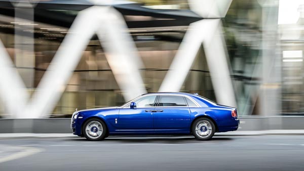 நம்ம ஊரு அம்மணிகள் பயன்படுத்தும் ரோல்ஸ் ராய்ஸ் காரின் விலையை கேட்டால் ஒரு நிமிஷம் தலை சுத்தும்..