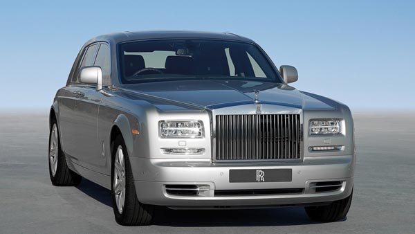 நம்ம ஊரு அம்மணிகள் பயன்படுத்தும் ரோல்ஸ் ராய்ஸ் காரின் விலையை கேட்டால் ஒரு நிமிஷம் தலை சுத்தும்..