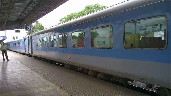 செப்டம்பரில் அறிமுகமாகிறது 'மேட் இன் இந்தியா' அதிவேக ரயில்!!