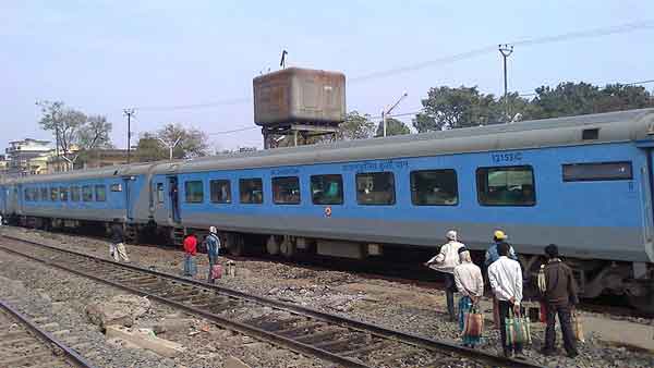 செப்டம்பரில் அறிமுகமாகிறது 'மேட் இன் இந்தியா' அதிவேக ரயில்!!