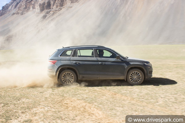 உலகின் உயரமான இடத்திற்கு சவால்கள் நிறைந்த சாகச பயணம்.. -2 டிகிரி குளிரில் கார் ஓட்டிய அனுபவம்..