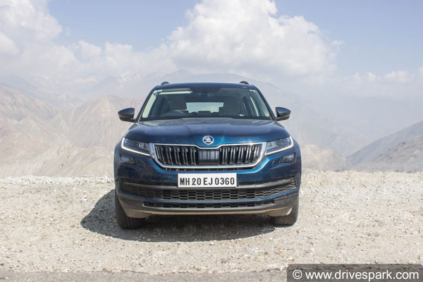 உலகின் உயரமான இடத்திற்கு சவால்கள் நிறைந்த சாகச பயணம்.. -2 டிகிரி குளிரில் கார் ஓட்டிய அனுபவம்..