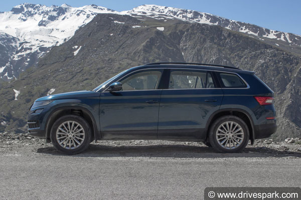 உலகின் உயரமான இடத்திற்கு சவால்கள் நிறைந்த சாகச பயணம்.. -2 டிகிரி குளிரில் கார் ஓட்டிய அனுபவம்..