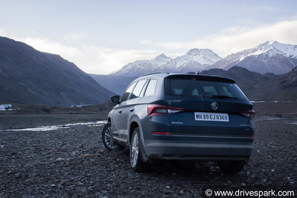 உலகின் உயரமான இடத்திற்கு சவால்கள் நிறைந்த சாகச பயணம்.. -2 டிகிரி குளிரில் கார் ஓட்டிய அனுபவம்..