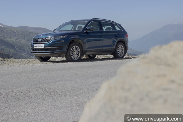 உலகின் உயரமான இடத்திற்கு சவால்கள் நிறைந்த சாகச பயணம்.. -2 டிகிரி குளிரில் கார் ஓட்டிய அனுபவம்..