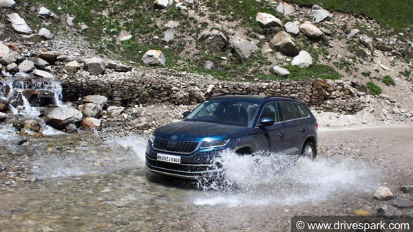 உலகின் உயரமான இடத்திற்கு சவால்கள் நிறைந்த சாகச பயணம்.. -2 டிகிரி குளிரில் கார் ஓட்டிய அனுபவம்..