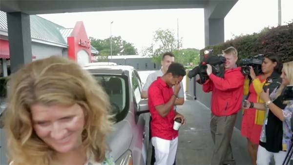 நெகிழ்ச்சி சம்பவம்.. முதல் நாள் வேலைக்கு 16 மைல் நடந்து வந்த மாணவனுக்கு கிடைத்த ஆச்சரிய பரிசு..