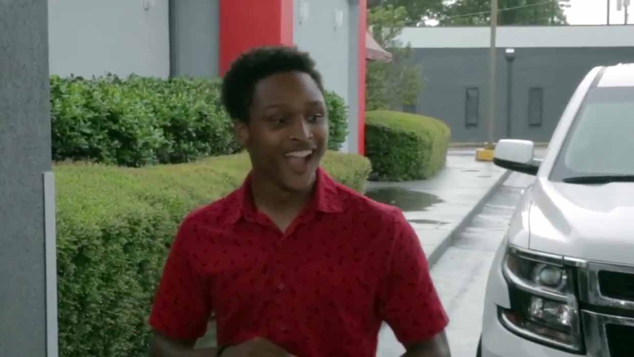 நெகிழ்ச்சி சம்பவம்.. முதல் நாள் வேலைக்கு 16 மைல் நடந்து வந்த மாணவனுக்கு கிடைத்த ஆச்சரிய பரிசு..