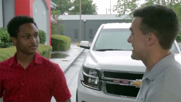 நெகிழ்ச்சி சம்பவம்.. முதல் நாள் வேலைக்கு 16 மைல் நடந்து வந்த மாணவனுக்கு கிடைத்த ஆச்சரிய பரிசு..