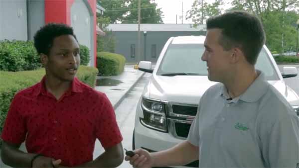 நெகிழ்ச்சி சம்பவம்.. முதல் நாள் வேலைக்கு 16 மைல் நடந்து வந்த மாணவனுக்கு கிடைத்த ஆச்சரிய பரிசு..