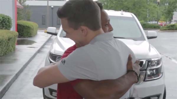 நெகிழ்ச்சி சம்பவம்.. முதல் நாள் வேலைக்கு 16 மைல் நடந்து வந்த மாணவனுக்கு கிடைத்த ஆச்சரிய பரிசு..