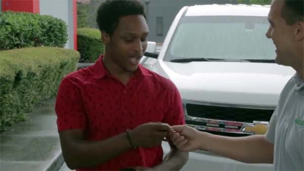 நெகிழ்ச்சி சம்பவம்.. முதல் நாள் வேலைக்கு 16 மைல் நடந்து வந்த மாணவனுக்கு கிடைத்த ஆச்சரிய பரிசு..