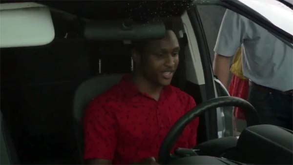 நெகிழ்ச்சி சம்பவம்.. முதல் நாள் வேலைக்கு 16 மைல் நடந்து வந்த மாணவனுக்கு கிடைத்த ஆச்சரிய பரிசு..