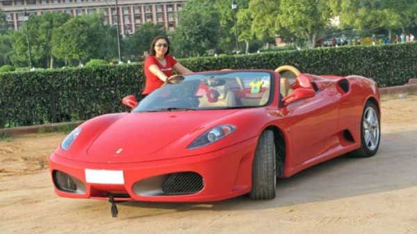 பல கோடி ரூபாய் மதிப்புடைய சூப்பர் கார்களில் கெத்தாக வலம் வரும் இந்திய பெண்கள்..