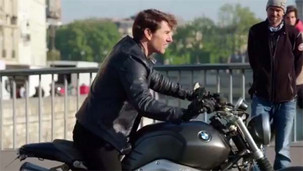 மிஷன் இன்பாஷிபில் படத்தில் ஹெல்மெட் இல்லாம் பைக் ஓட்டிய டாம் க்ரூஸ்