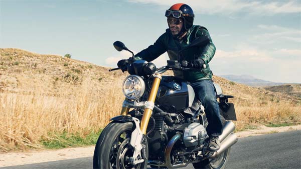 மிஷன் இன்பாஷிபில் படத்தில் ஹெல்மெட் இல்லாம் பைக் ஓட்டிய டாம் க்ரூஸ்