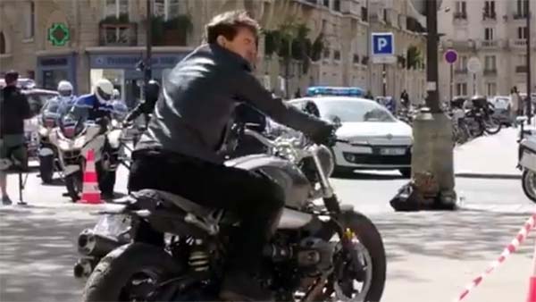 மிஷன் இன்பாஷிபில் படத்தில் ஹெல்மெட் இல்லாம் பைக் ஓட்டிய டாம் க்ரூஸ்