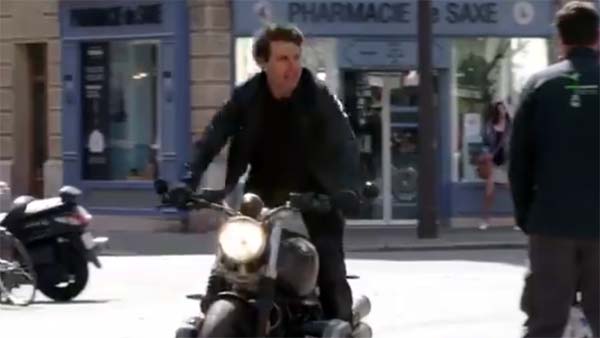 மிஷன் இன்பாஷிபில் படத்தில் ஹெல்மெட் இல்லாம் பைக் ஓட்டிய டாம் க்ரூஸ்