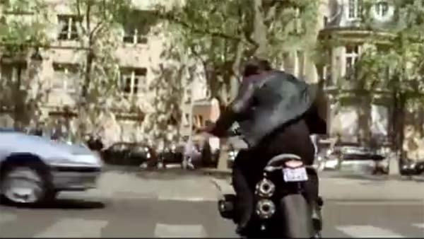 மிஷன் இன்பாஷிபில் படத்தில் ஹெல்மெட் இல்லாம் பைக் ஓட்டிய டாம் க்ரூஸ்